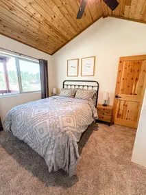 Alpine Escape: Cozy Cabin Retreat - Image 5