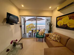 Beach retreat with the best view of the Pacific - Image 3