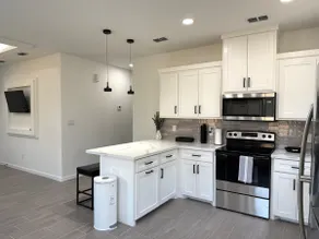Apy | Marble Space | 3BR with Unique Style - Image 2