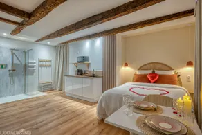 The Cadurcian ”Love Room” Jacuzzi & Secret Room - Image 5