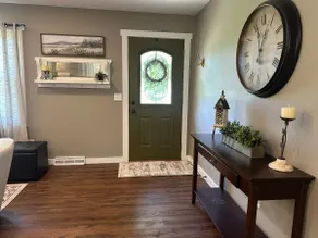 Charming 3-Bdrm Cottage w/Yard! - Image 3