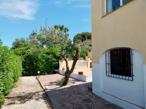Spacious villa with pool and large garden near beach and restaurants - Image 4
