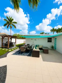 House with a pool/hottub by the beach! - Image 2