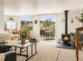 Lakeside Cottage 2 en-suites | log fireplace - Image 2