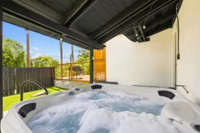 Mt. Helix; 5 Beds, EV Parking, Jacuzzi, King Bed - Image 4