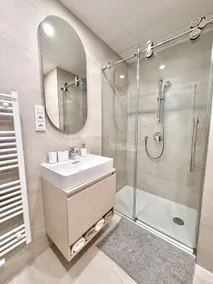 Free Parking • Modern Apartment - Image 5