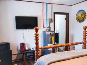 Motel Room 1A with Bar & Grill and Laundromat - Image 3