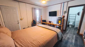 Motel Room 1A with Bar & Grill and Laundromat - Image 2