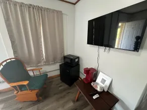 Motel Room 1A with Bar & Grill and Laundromat - Image 4
