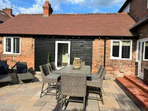 Cosy Escape Tranquil but Central with Free Parking - Image 4