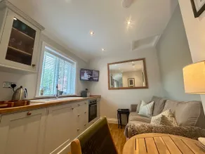 Cosy Escape Tranquil but Central with Free Parking - Image 5
