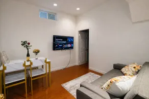 Toronto Entire Spacious 2BR| 2 baths| free parking - Image 2