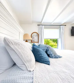 Private Studio | Walk to Food & Boating | King Bed - Image 3