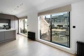 Spectacular Mayfair Penthouse with Sky Views - Image 4