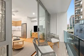 Press Play - Stylish Base in Darlinghurst Dining Hub - Image 4