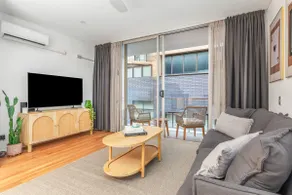 Press Play - Stylish Base in Darlinghurst Dining Hub - Image 3