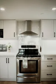 Cozy 2BR Barrie Suite | Fire Pit + Lake Nearby - Image 2