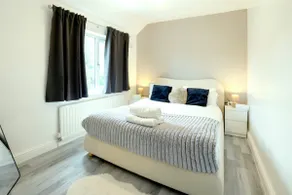 Spacious Family Retreat – 3BR & Parking - Image 2