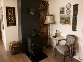 Cozy apartment with wood stove and backyard - Image 2