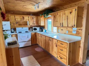 Cedarway Riverview Lodge-by River and Golf Course - Image 3