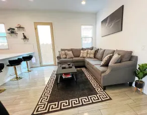 Elegant Getaway Near Stadium, Dining & Freeway - Image 2