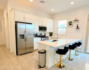 Elegant Getaway Near Stadium, Dining & Freeway - Image 3
