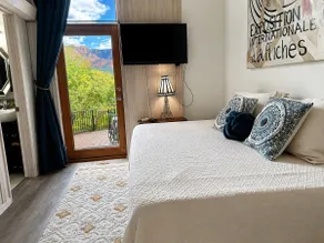 Vortex Hiking House: Views Galore &Private Hot Tub - Image 3