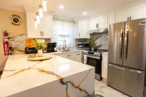 • Large home with 5 rooms and backyard space - Image 2