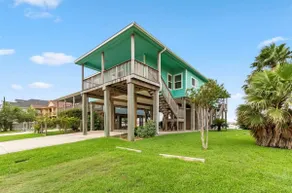 Bayfront Seabrook Retreat | Balcony Views Sleeps 6 - Image 2