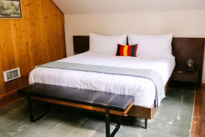 Designer Cabin, Hot Tub, King Bed, EV@ Mt. Rainier - Image 5