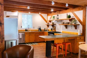 Designer Cabin, Hot Tub, King Bed, EV@ Mt. Rainier - Image 3