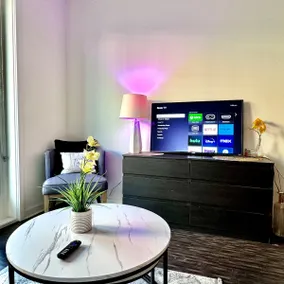 Modern Cozy entire 1b1b+balcony+pool+gym - Image 4