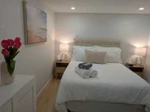 Modern, stylish & spacious home w/ King-size bed - Image 3