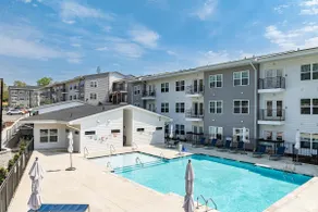 Landing | Stylish 1BD, Pool, Gym - Image 4