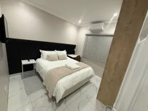 Self catering-own entry,free parking near Westlane - Image 2