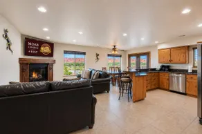 SG4 | Private Hot Tub, with Beautiful Views! - Image 4
