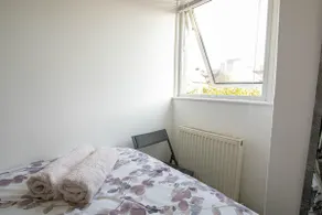 3 bed Modern Home, Vibrant & Stylish, Sleep upto 7 - Image 2