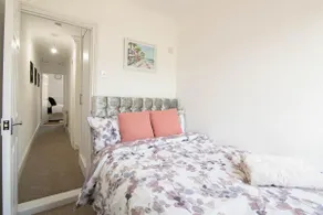 3 bed Modern Home, Vibrant & Stylish, Sleep upto 7 - Image 4