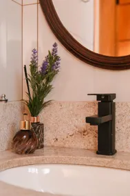 Entire home with Jacuzzi - Image 5