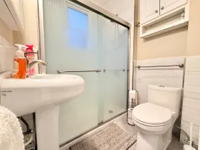 Spacious 1BR • Parking • Laundry • Near NYC - Image 4