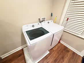 Spacious 1BR • Parking • Laundry • Near NYC - Image 5