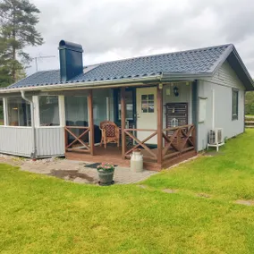 lakefront cottage in summer idyll - Image 4