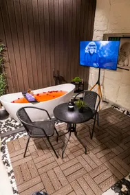 Spacious studio with outdoor seating - Image 2