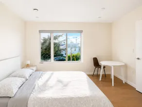 Cozy modern suite by the waterfront - Image 2