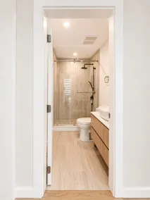 Cozy modern suite by the waterfront - Image 5