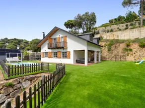 Large outdoor area, private pool and enjoy - Image 2