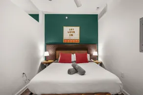 stylish Chic Studio| Parking~pool/gym - Image 2