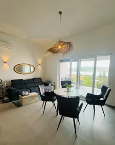 NEW 100 m² luxury apartment with great ocean views & garden - Image 2
