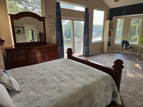 Waterfront home with easy access - Image 5