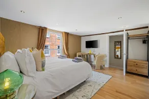 Entire City Centre Flat~ FREE parking available - Image 5